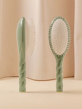 La Bonne Brosse n.04 The Massaging Detangling HairBrush The Miracle Almond Green